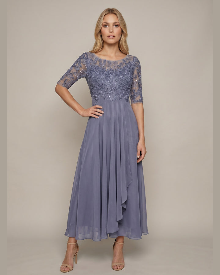 Model i Elegant Blondekjole - Feminin Kjole til Fest - Lilla