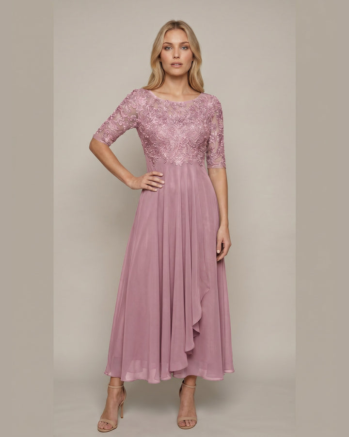 Model i Elegant Blondekjole - Feminin Kjole til Fest - Pink