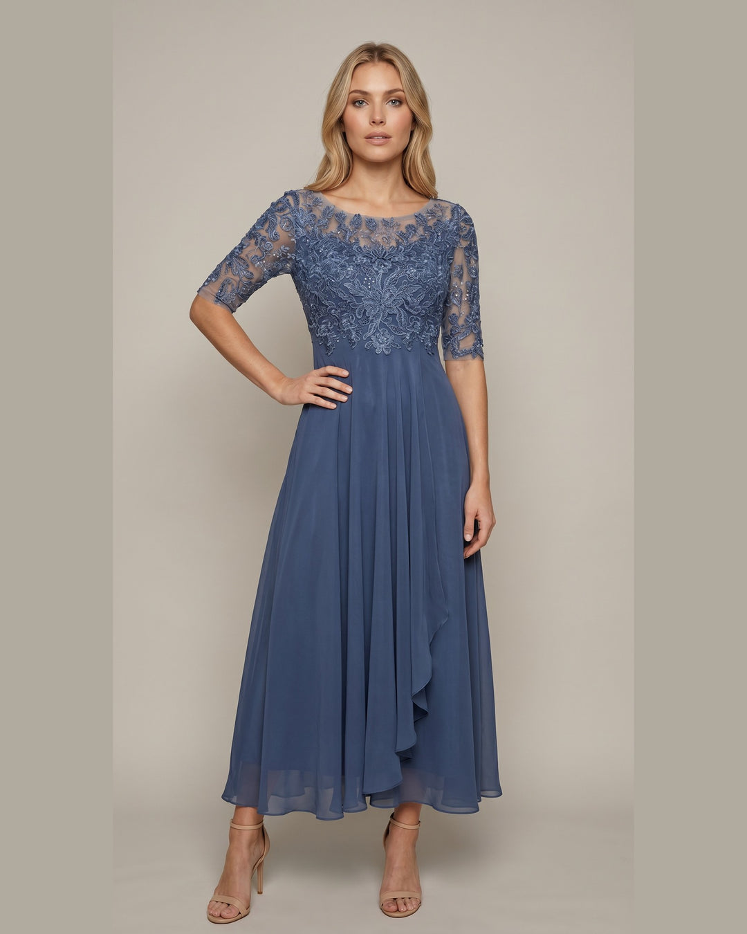 Model i Elegant Blondekjole - Feminin Kjole til Fest