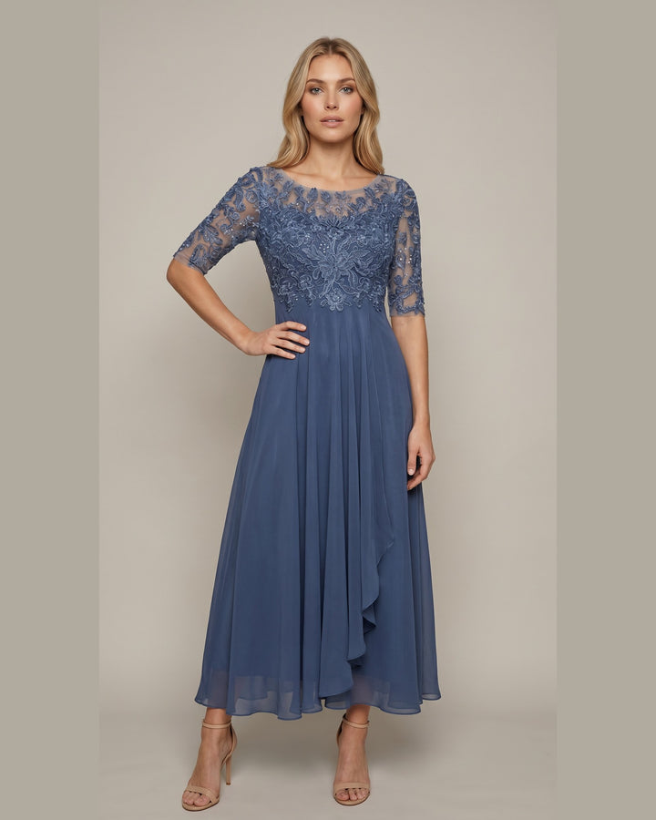 Model i Elegant Blondekjole - Feminin Kjole til Fest