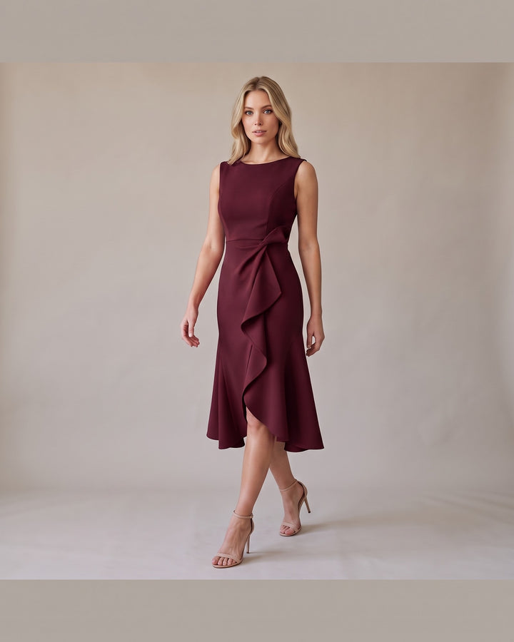 Model i Draperet Asymmetrisk Midikjole - Elegant Look - Bordeaux