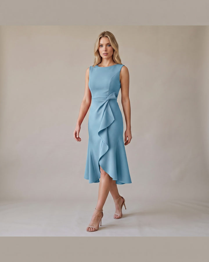 Model i Draperet Asymmetrisk Midikjole - Elegant Look - Lys Blå