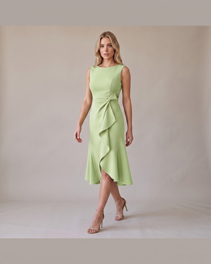 Model i Draperet Asymmetrisk Midikjole - Elegant Look - Lys Grøn