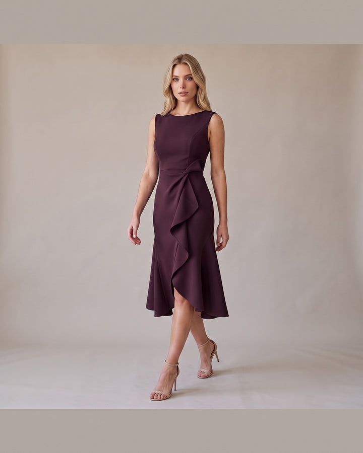 Model i Draperet Asymmetrisk Midikjole - Elegant Look - Mørk Lilla