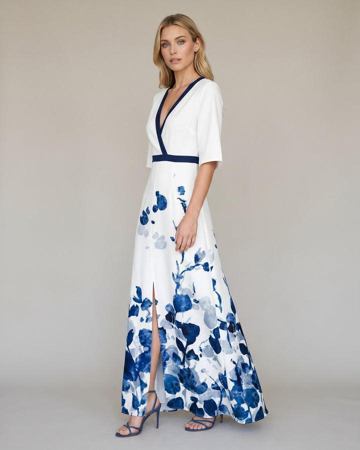 Model i Elegant Maxikjole med Blomsterprint - Hvid