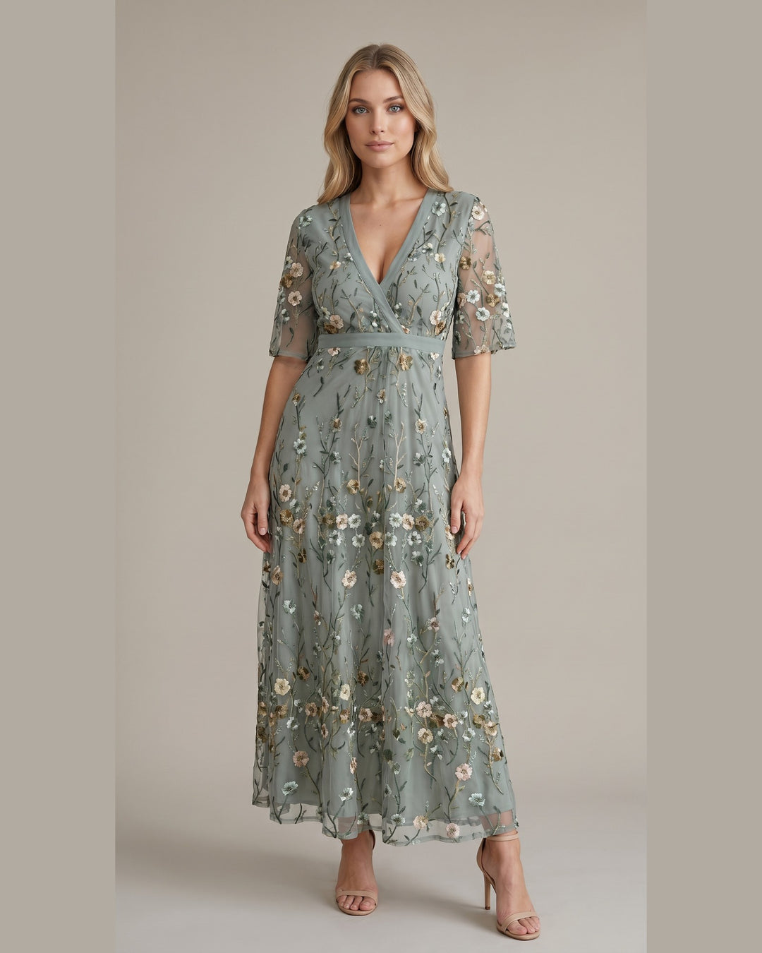 Model i Elegant Maxikjole med Blomsterprint