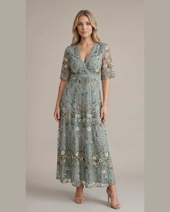 Model i Elegant Maxikjole med Blomsterprint