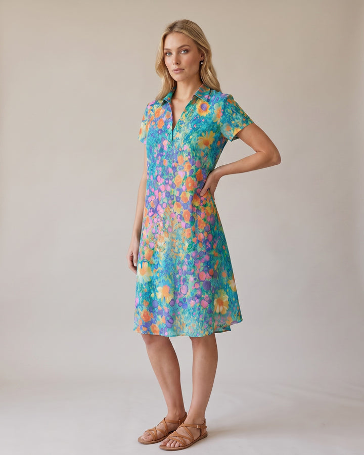 Model i multifarvet Boho Chic sommerkjole - skraat