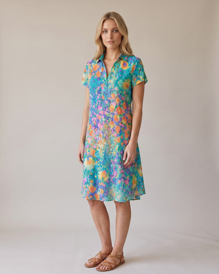 Model i multifarvet Boho Chic sommerkjole - forfra