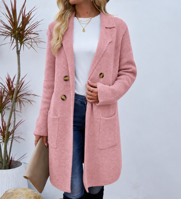 Strikfrakke Dame med Guldknapper og Påsatte Lommer i pink set forfra