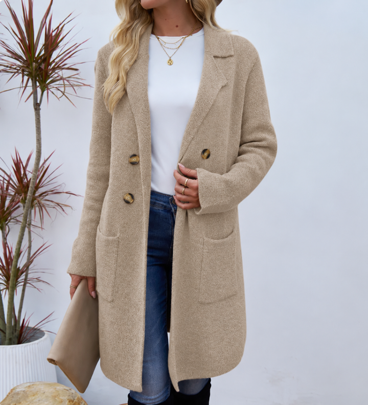 Strikfrakke Dame med Guldknapper og Påsatte Lommer i beige set forfra