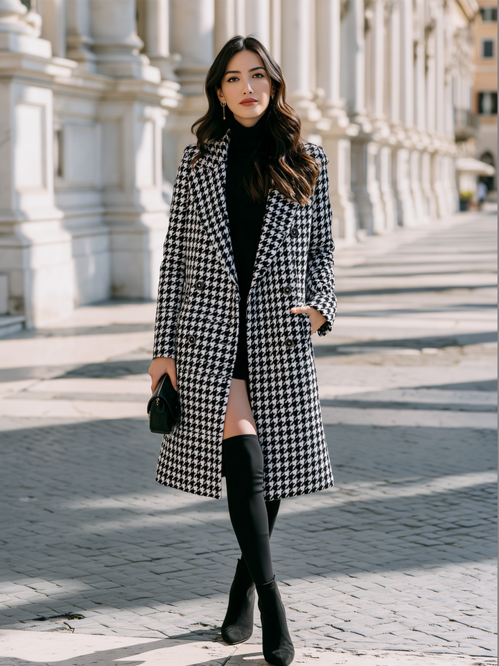 Lang Uldfrakke Dame med Houndstooth Mønster set forfra