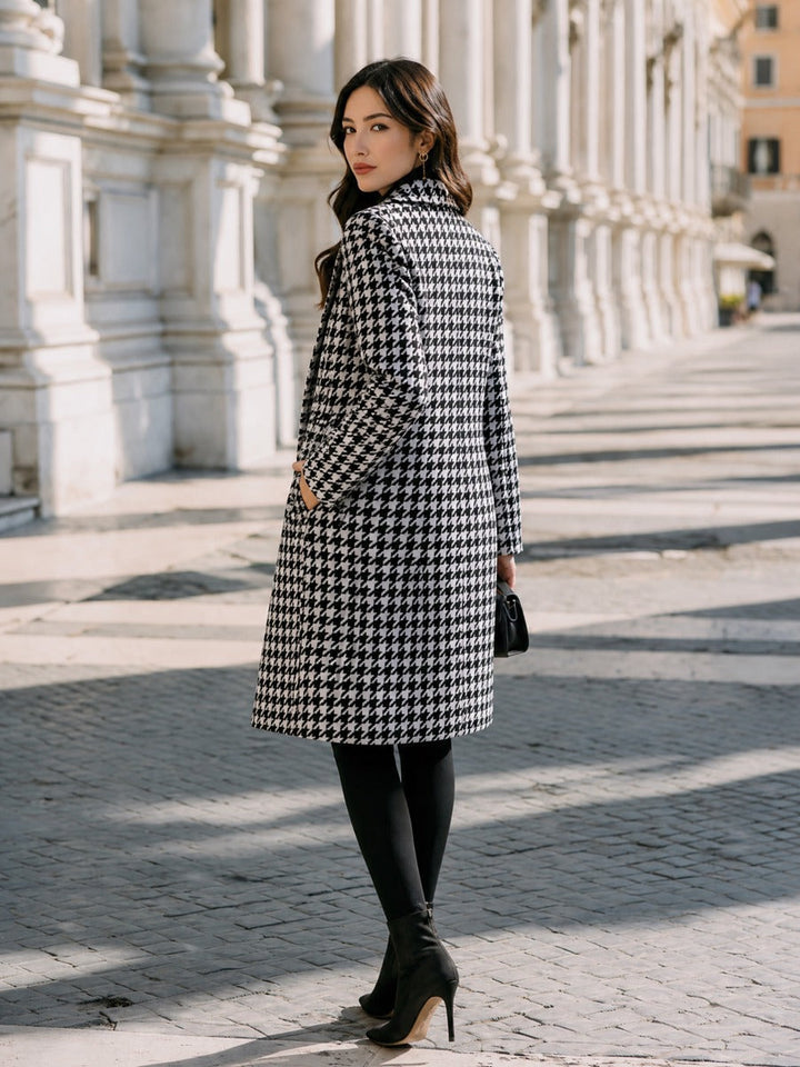 Lang Uldfrakke Dame med Houndstooth Mønster set fra siden
