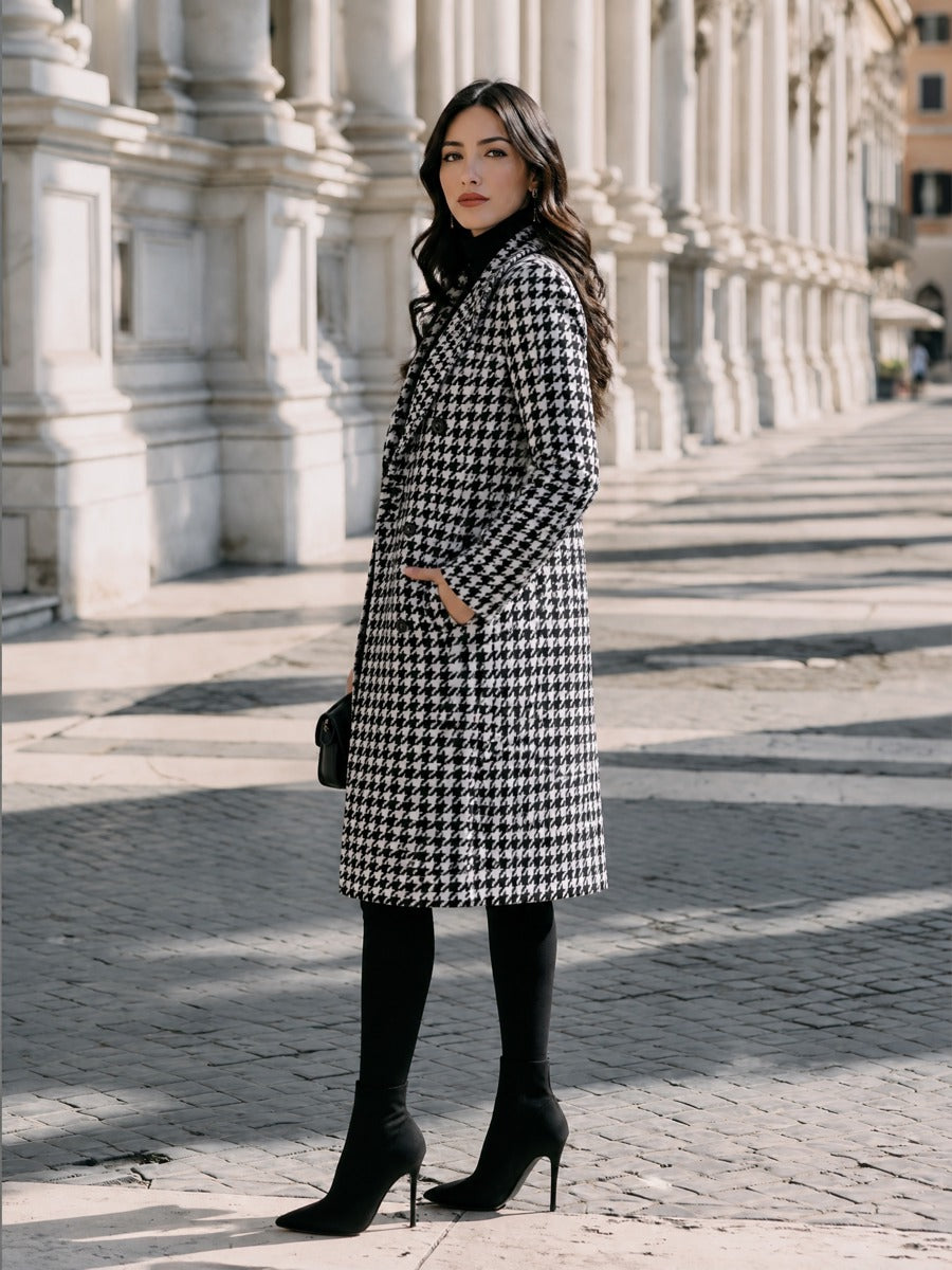 Lang Uldfrakke Dame med Houndstooth Mønster set bagfra