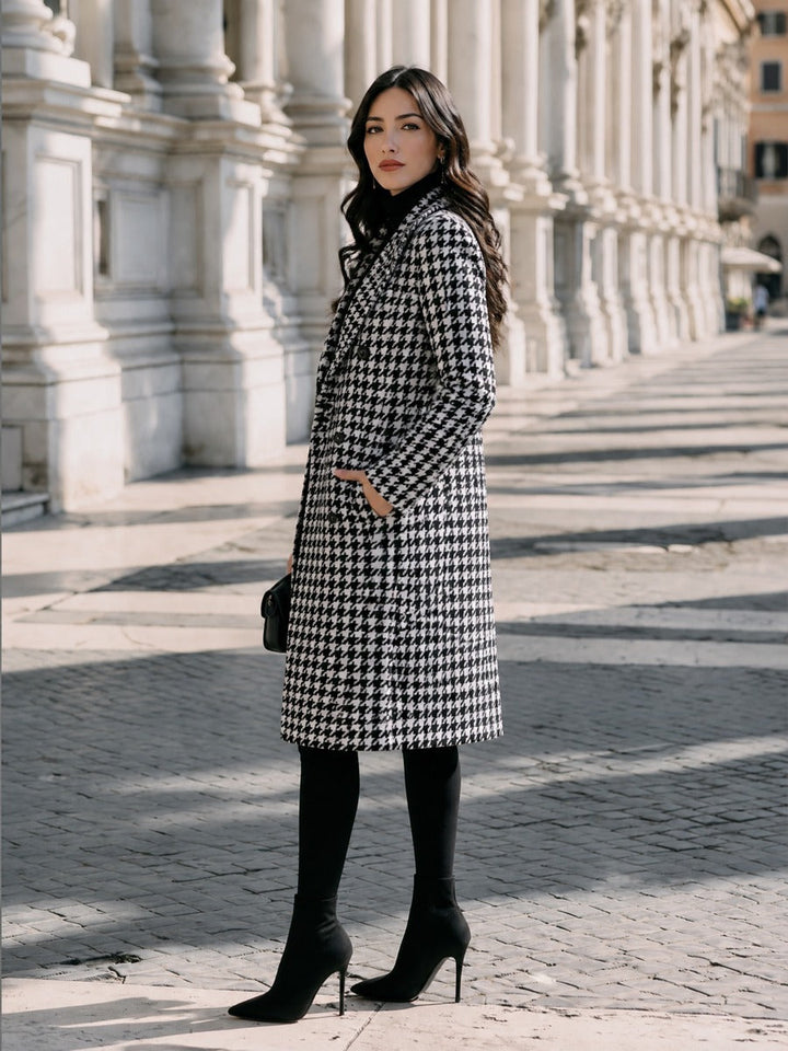 Lang Uldfrakke Dame med Houndstooth Mønster set bagfra