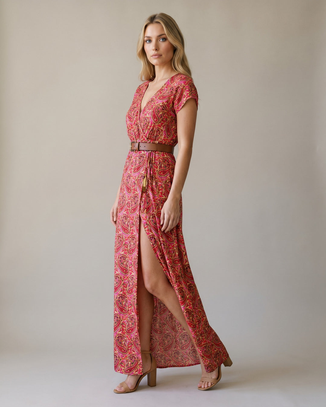 Model i Luftig Boho Maxikjole med Bælte - Pink
